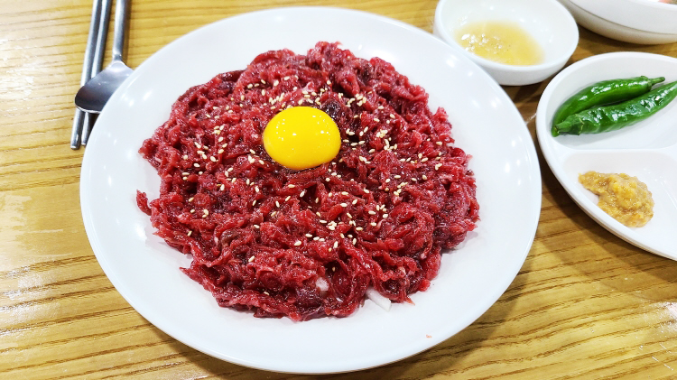 Seoul street food tour at Gwangjang Market